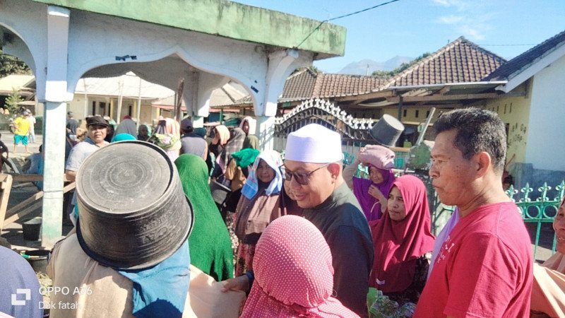 Foto Suasana Kedekatan Dewan HM dengan Masyarakat Saat Malakukan Peletakan Batu Pertama Pembangunan Sarana Kemasjidan Jamaah Masjid Al-Muhajirin Dasan Baru, Rabu (26/8/2026) (Dok. Istimewa) Foto Suasana Kedekatan Dewan HM dengan Masyarakat Saat Malakukan Peletakan Batu Pertama Pembangunan Sarana Kemasjidan Jamaah Masjid Al-Muhajirin Dasan Baru, Rabu (26/8/2026) (Dok. Istimewa)